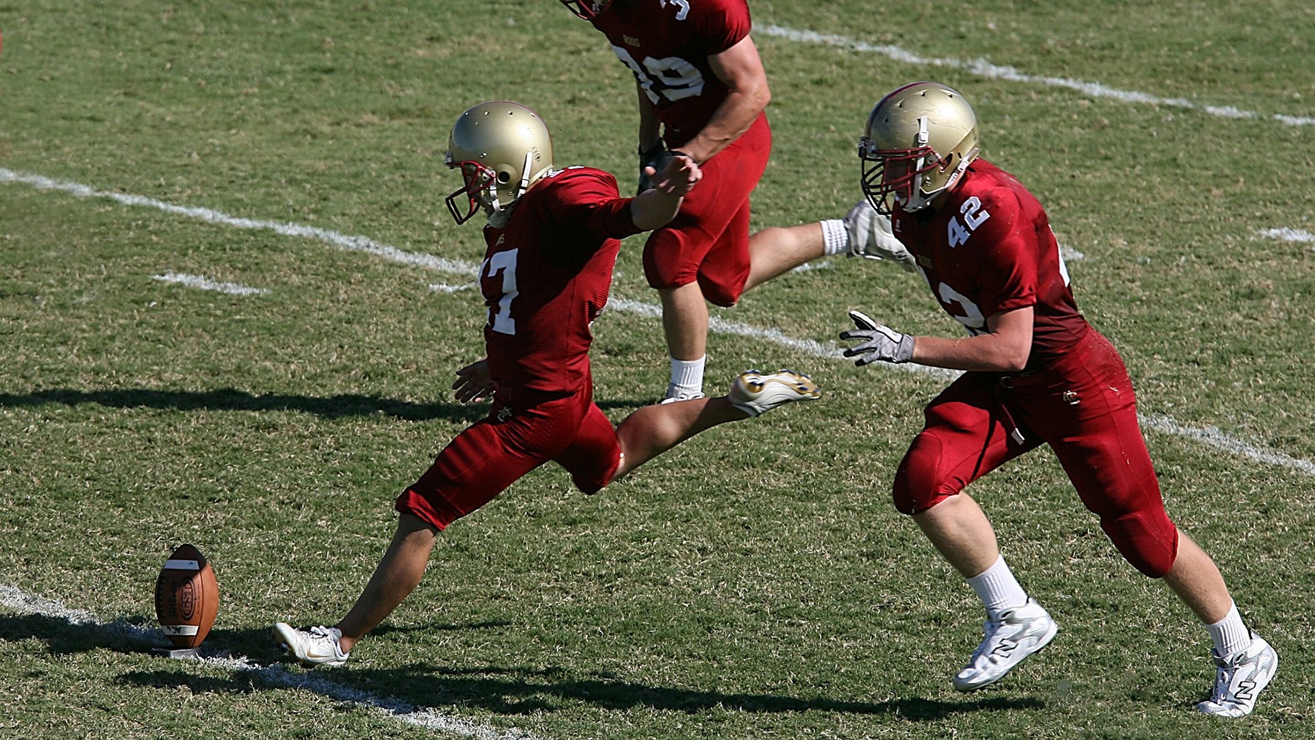 _灯光秀点亮运动场：节日体育盛典精彩纷呈_，体育馆灯光秀