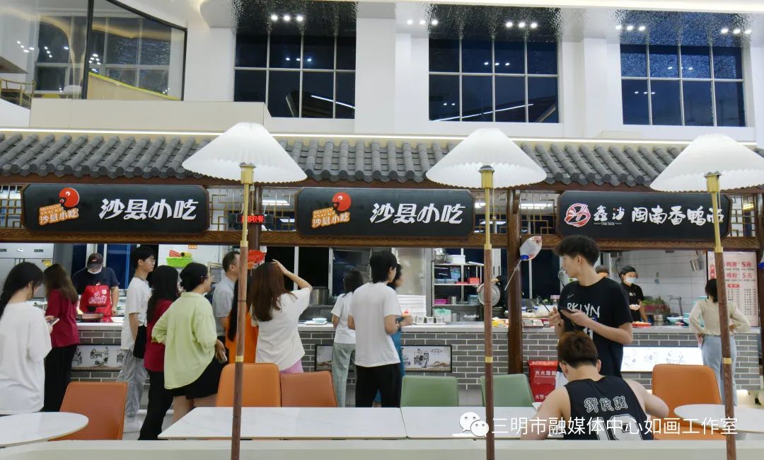 体育主题餐厅走红，边吃边看成新时尚的简单介绍