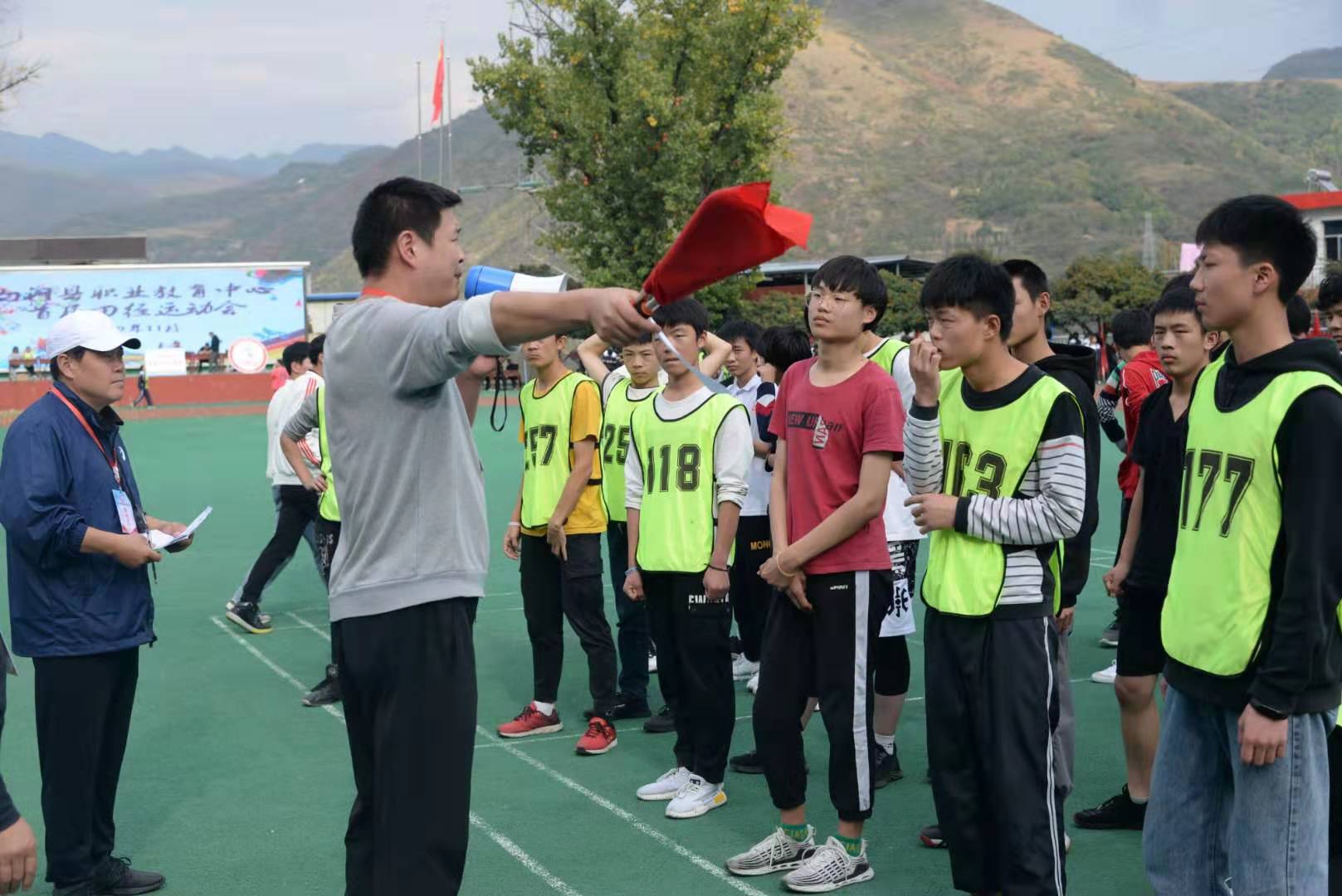 体育教育扶贫：偏远山区建百个运动场