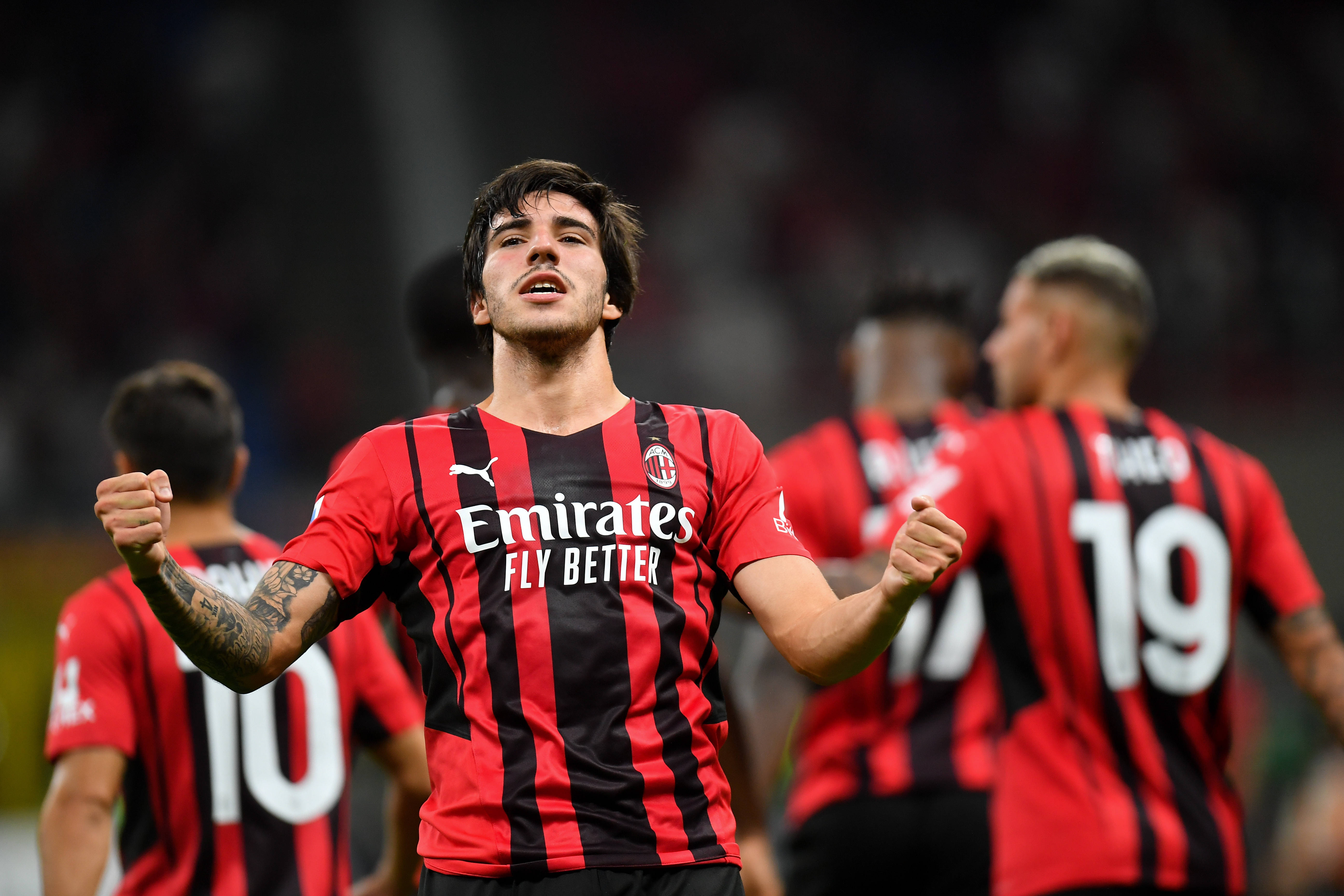 AC米兰vs国际米兰：米兰德比的百年恩怨的简单介绍